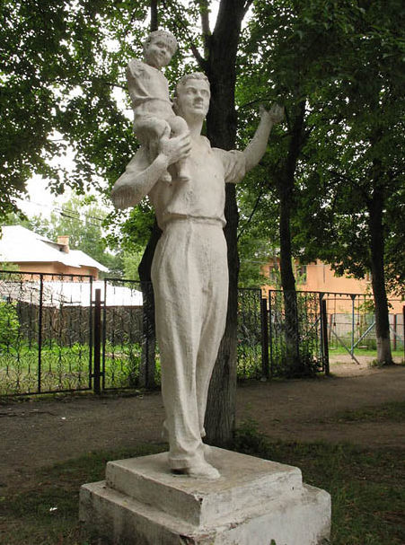 Скульптурное изображение отца в городе Липки. Фото: ru-monument.livejournal.com