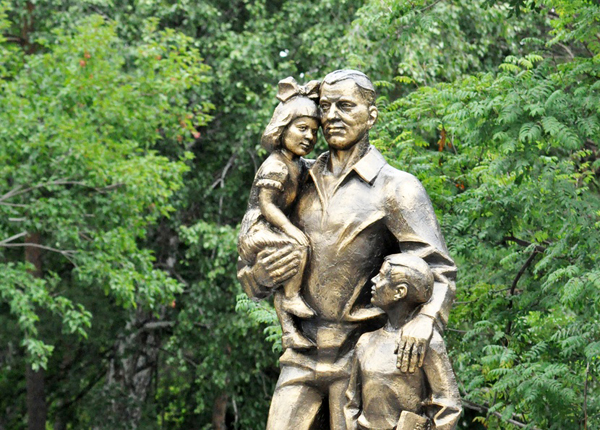 Памятник «Отцовство — это дар», г. Тюмень. Фото: Анатолий Меньшиков