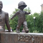 Памятник металлургам «Преемственность поколений»
